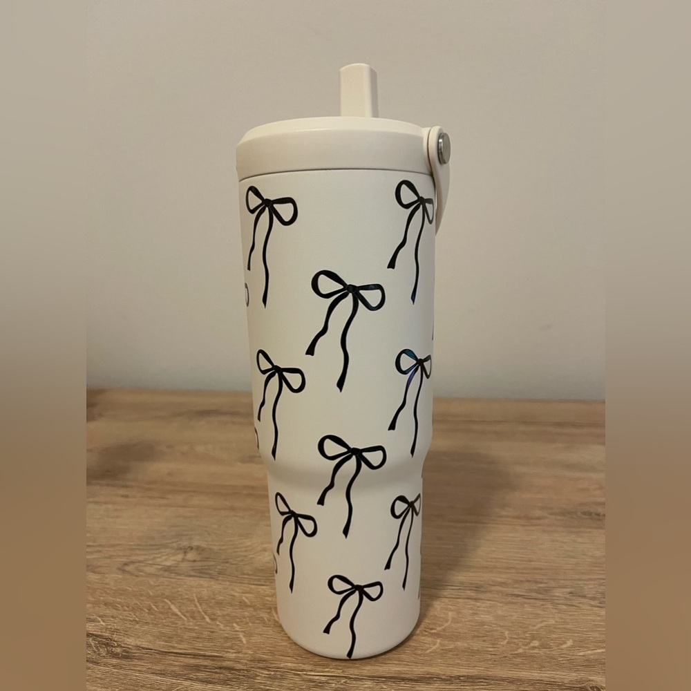 Hydrapeak bow  tumbler